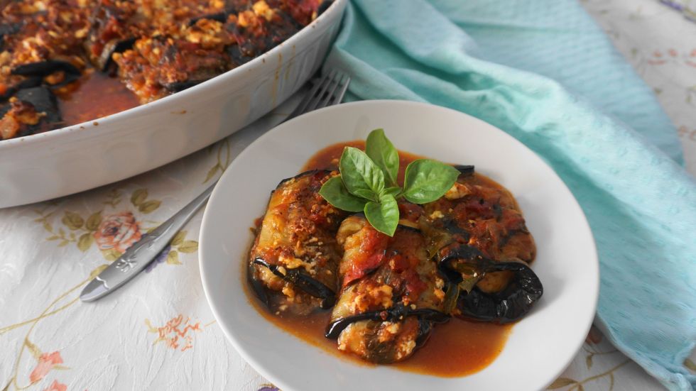 Ρολάκια μελιτζάνας γεμιστά με τυρί, σε σάλτσα ντομάτας και βασιλικού