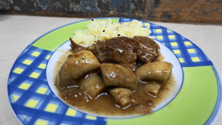Μοσχάρι με μανιτάρια σε βελούδινη σάλτσα μαυροδάφνης