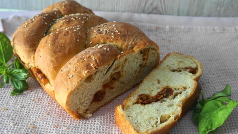 Ψωμί πλεξούδα γεμιστό με γραβιέρα και λιαστή ντομάτα