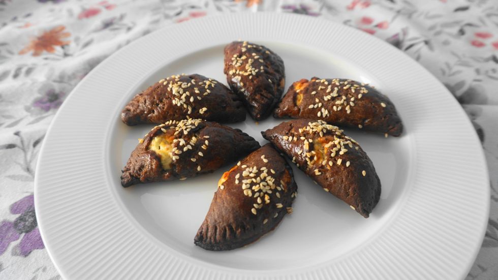 Τυροπιτάκια κουρού με χαρούπι