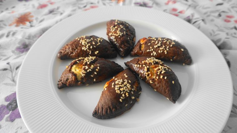 Τυροπιτάκια κουρού με χαρούπι