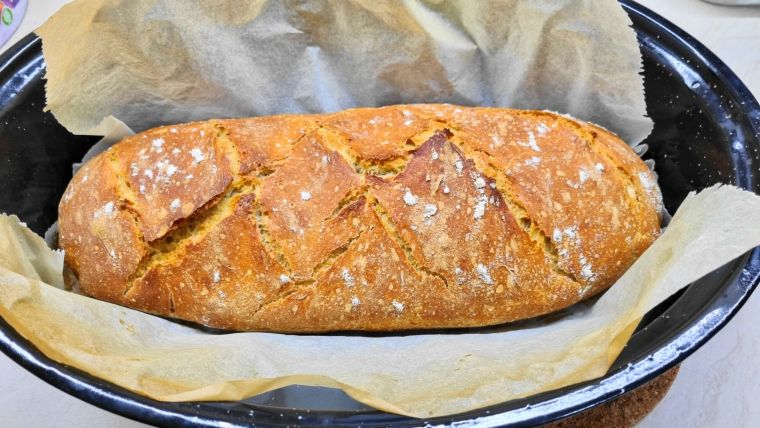 Ψωμί στη γάστρα με μαγιά με προζύμι