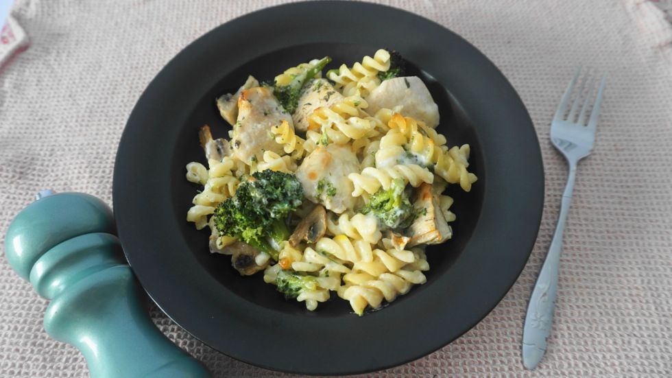 Ζυμαρικά ογκρατέν με κοτόπουλο και μπρόκολο