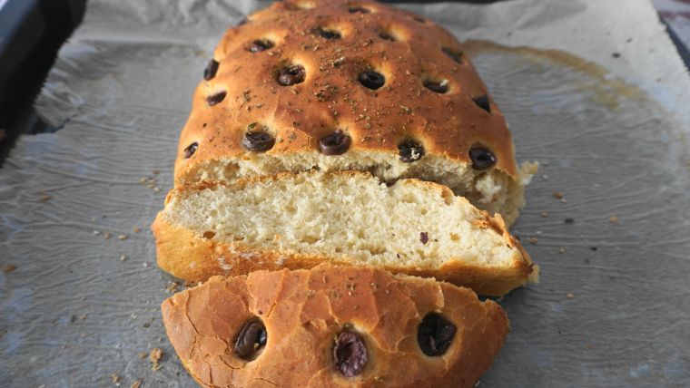 Λαγάνα με ταχίνι, ελιές και ρίγανη