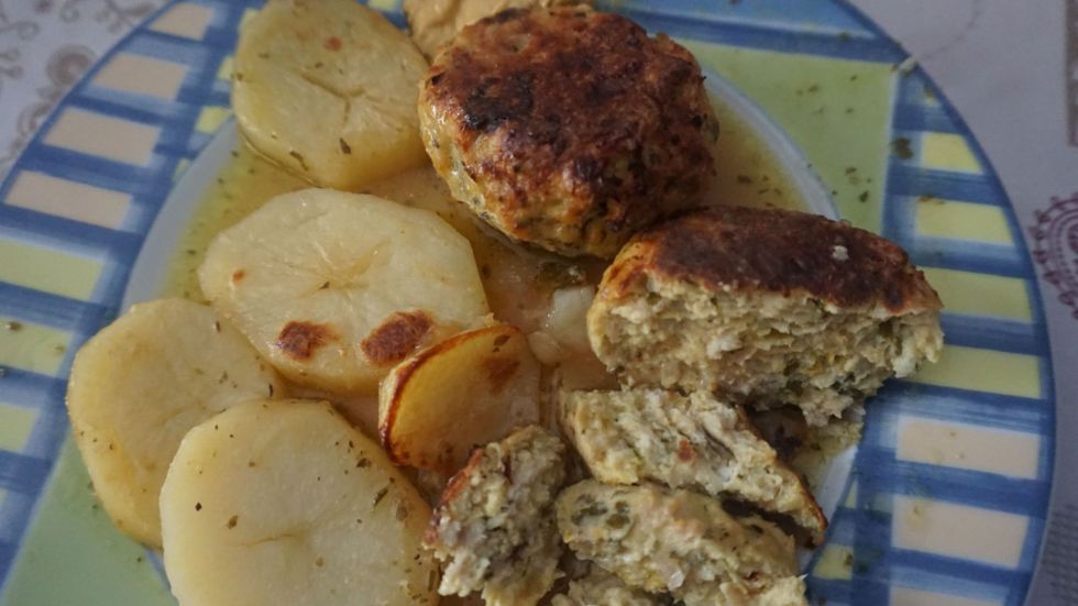 Μπιφτέκια κοτόπουλο με πατάτες στο φούρνο