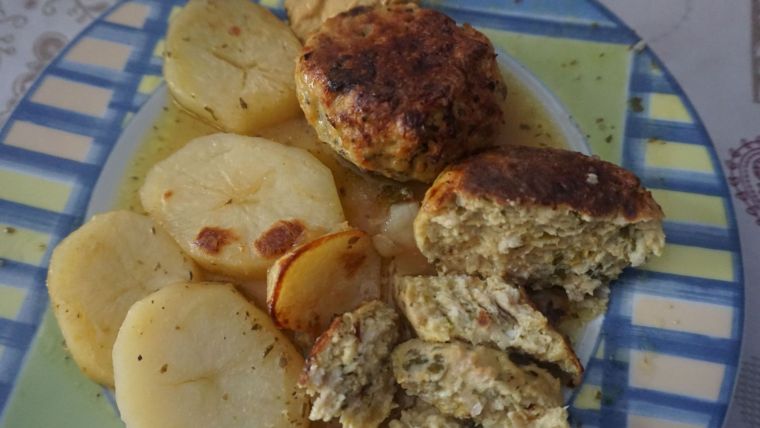 Μπιφτέκια κοτόπουλο με πατάτες στο φούρνο