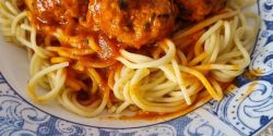 Σπαγγέτι με κεφτεδάκια σε κόκκινη σάλτσα - spaghetti and meatballs