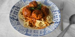 Σπαγγέτι με κεφτεδάκια σε κόκκινη σάλτσα - spaghetti and meatballs