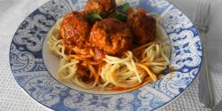 Σπαγγέτι με κεφτεδάκια σε κόκκινη σάλτσα - spaghetti and meatballs