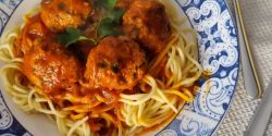 Σπαγγέτι με κεφτεδάκια σε κόκκινη σάλτσα - spaghetti and meatballs