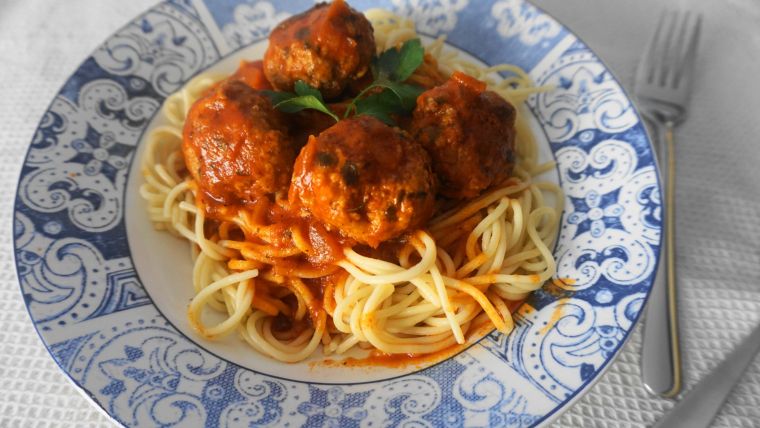Σπαγγέτι με κεφτεδάκια σε κόκκινη σάλτσα - spaghetti and meatballs