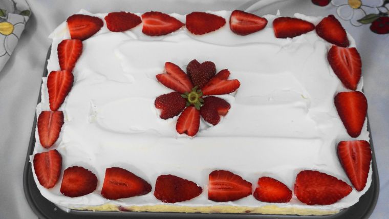 Ελαφρύ δροσερό γλυκό ψυγείου με φράουλες και σαντιγί