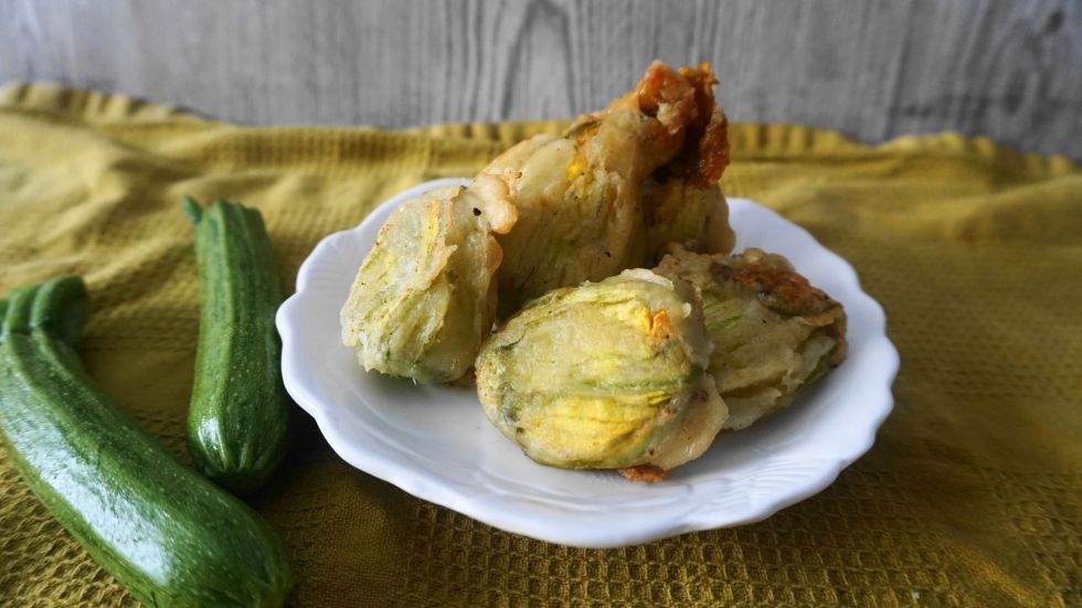 Κολοκυθοανθοί τηγανιτοί γεμιστοί με φέτα