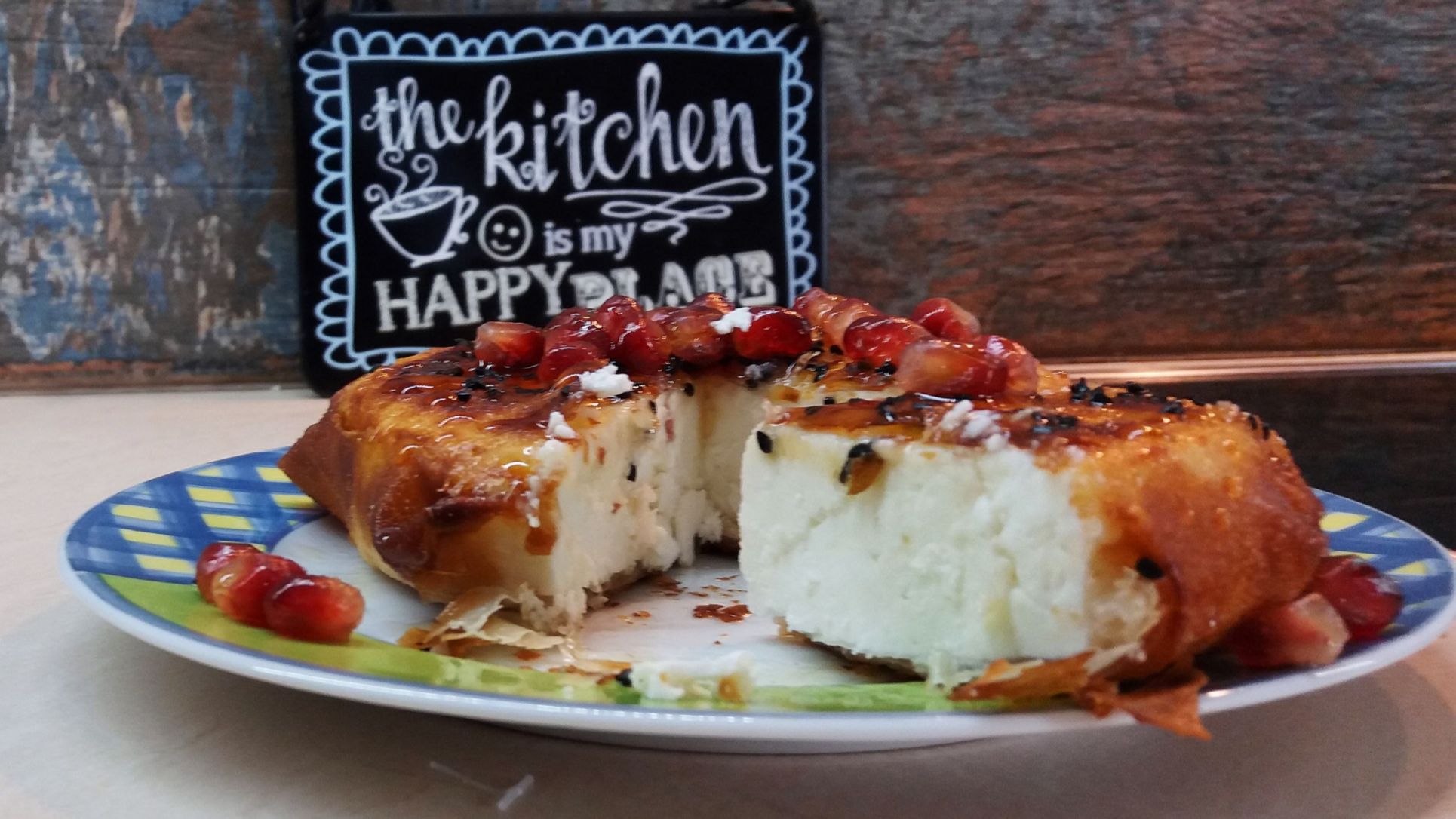 Σαγανάκι σε φύλλο κρούστας με μέλι και ρόδι