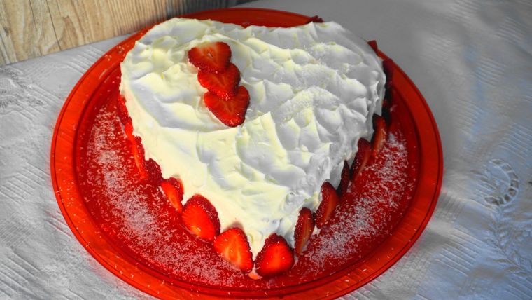 Τούρτα καρδιά με φράουλες