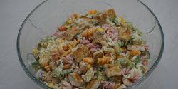 Μακαρονοσαλάτα με λαχανικά και κοτόπουλο, ελαφριά και θρεπτική