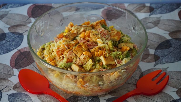 Μακαρονοσαλάτα με λαχανικά και κοτόπουλο, ελαφριά και θρεπτική