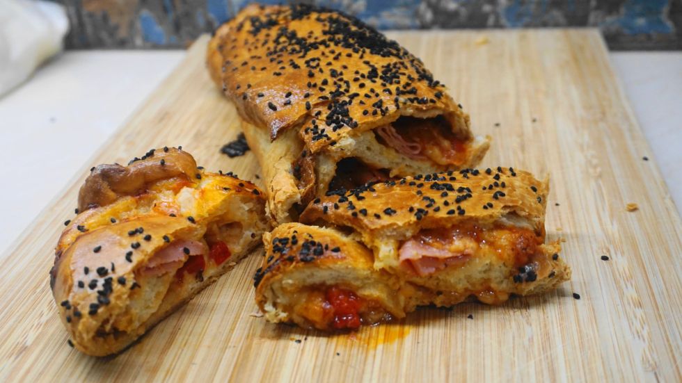 Αλμυρό στρούντελ με τυριά και αλλαντικά