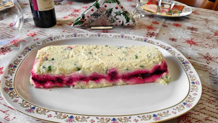 Γιορτινή δίχρωμη πατατοσαλάτα με παντζάρια