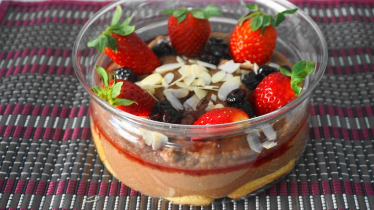 Γλυκό με σοκολατένια σιμιγδαλόκρεμα και σαβαγιάρ