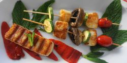 Σουβλάκι μαστέλο με ψητά λαχανικά