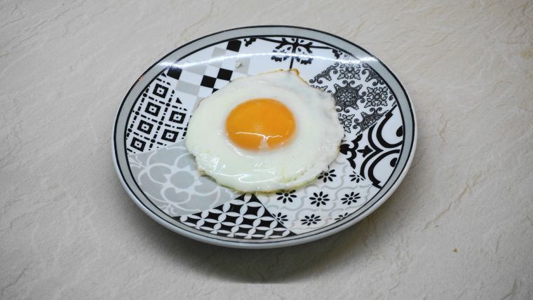 Αυγό τηγανητό χωρίς λάδι - Αυγό τηγανητό στη λαδόκολλα