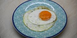 Αυγό τηγανητό χωρίς λάδι - Αυγό τηγανητό στη λαδόκολλα