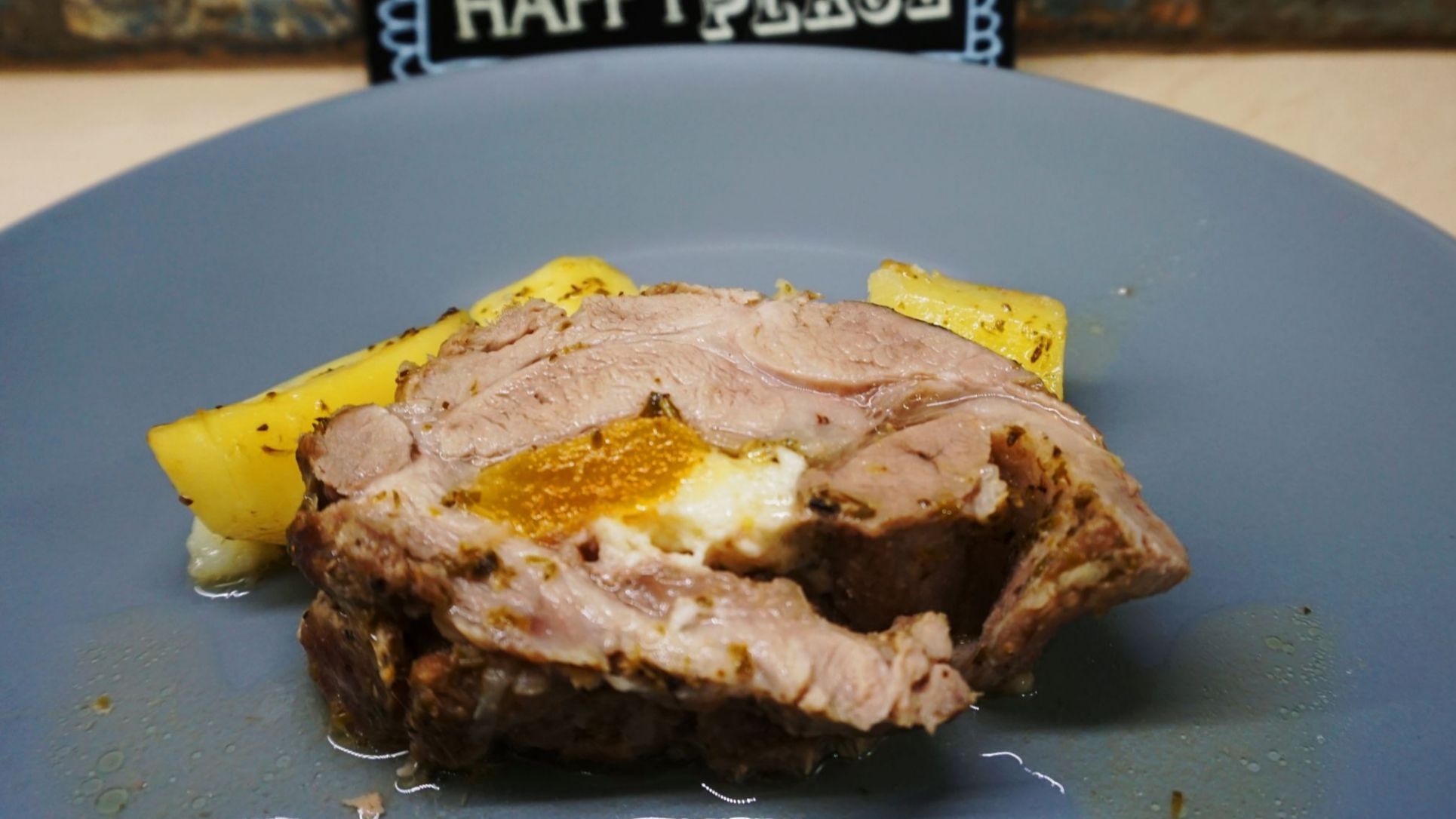 Χοιρινό ρολό γεμιστό με γραβιέρα και βερίκοκα