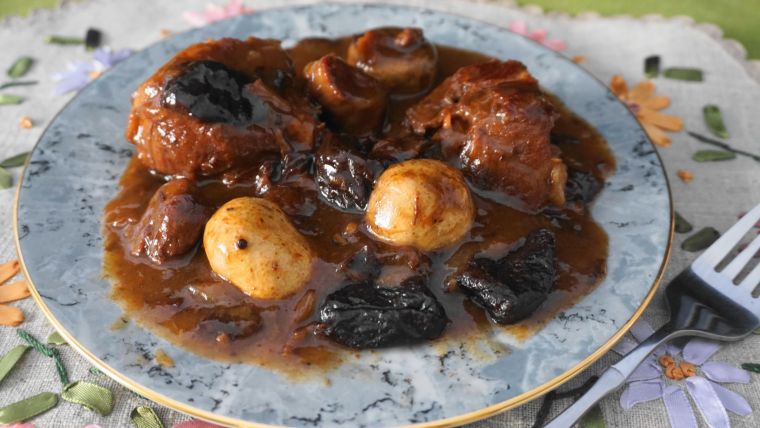 Αγριογούρουνο σε σάλτσα μαυροδάφνης με δαμάσκηνα
