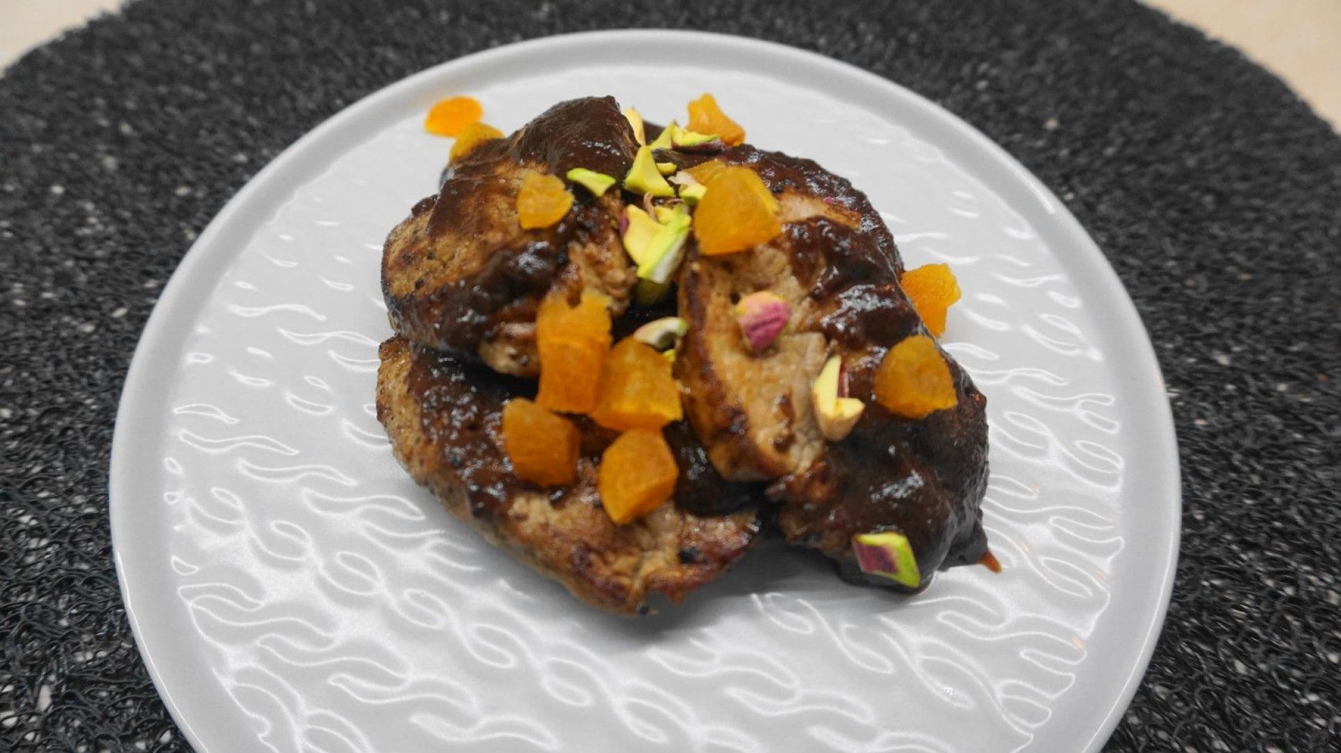 Χοιρινά φιλετάκια με σάλτσα δαμάσκηνου