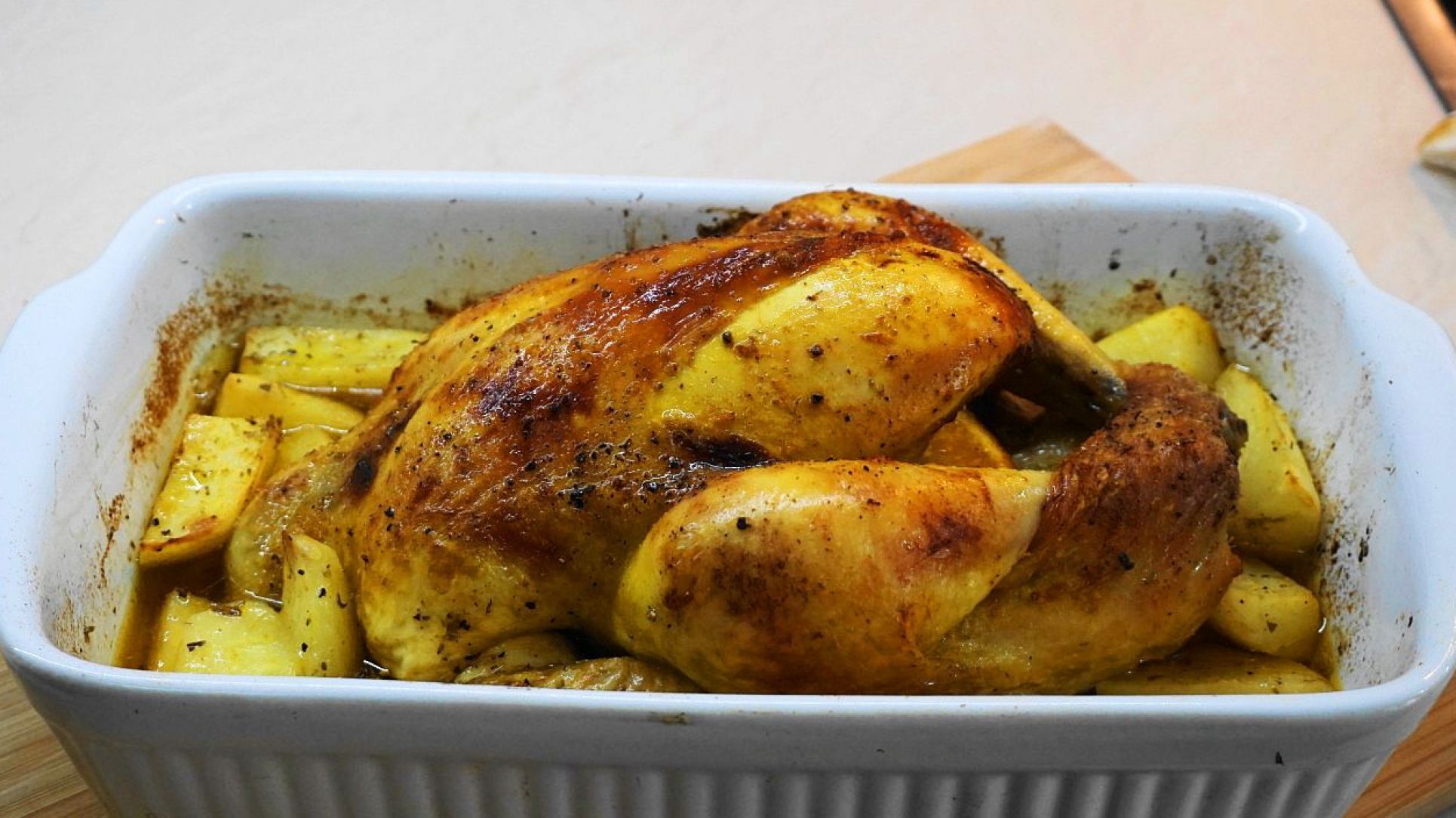 Κοτόπουλο λεμονάτο ψητό στο φούρνο με πατάτες
