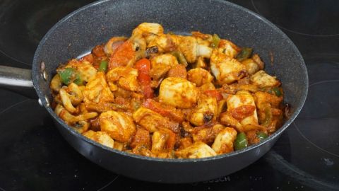 Τηγανιά κοτόπουλο με σάλτσα πιπεριάς