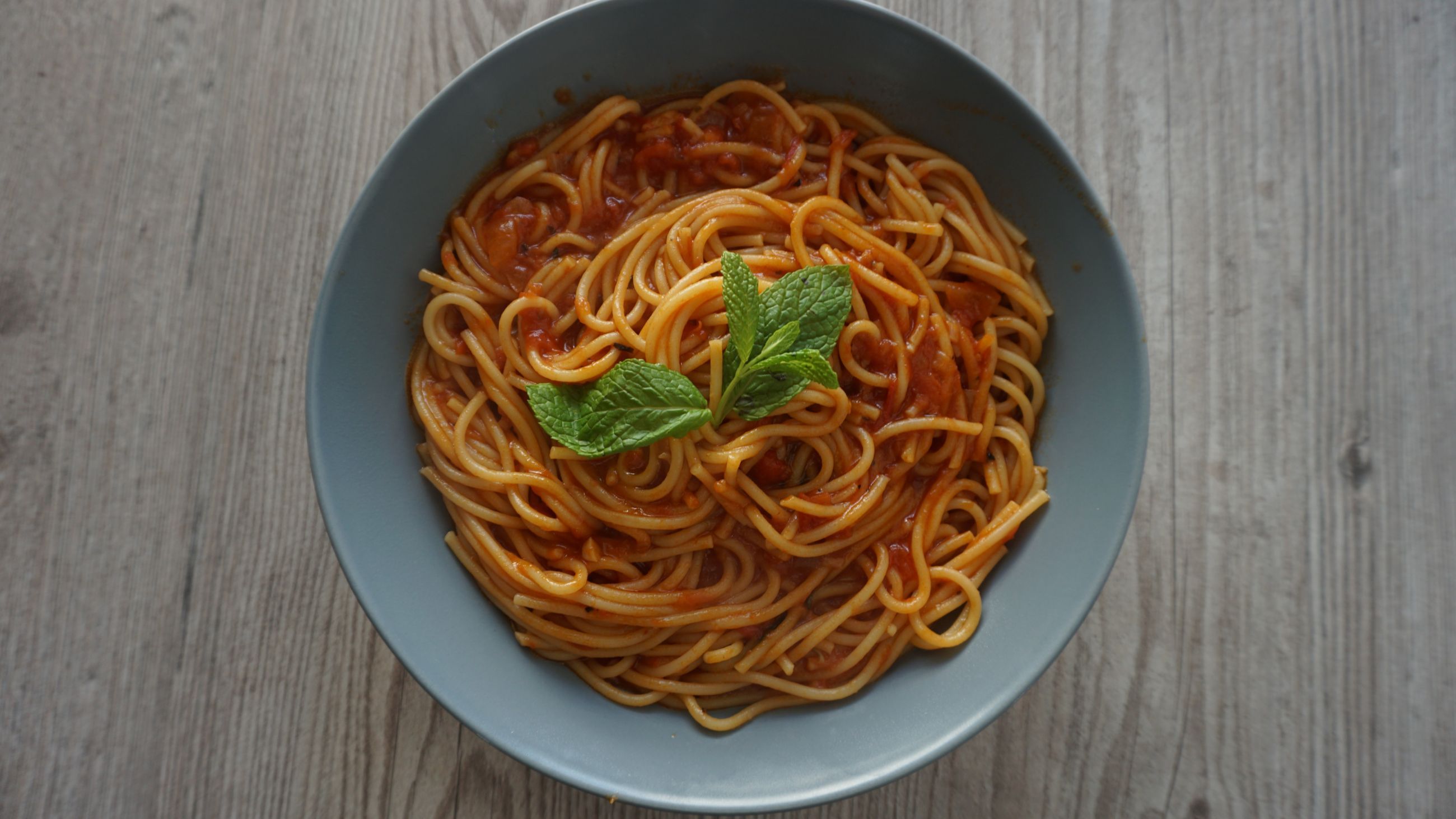 Μακαρόνια "μπλουμ" με κόκκινη σάλτσα