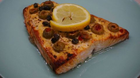 Σολομός στο φούρνο με μεσογειακές γεύσεις