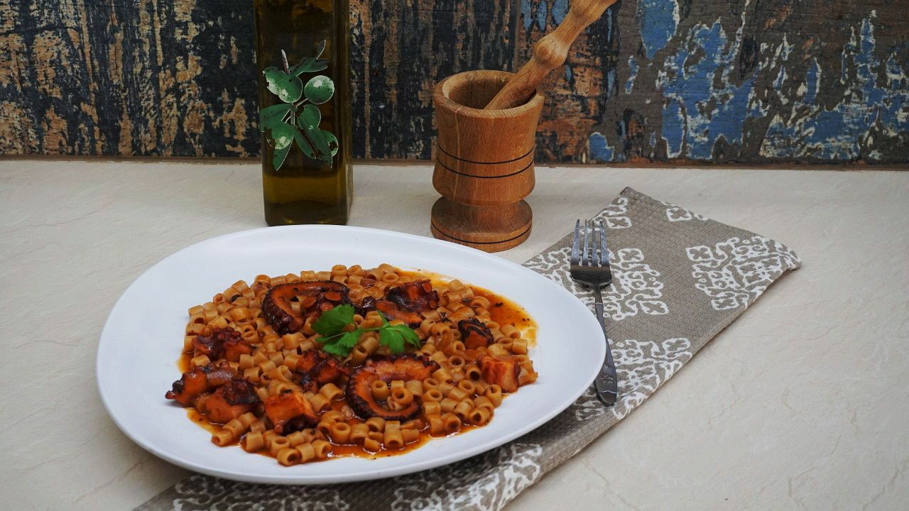 Χταπόδι με κοφτό μακαρονάκι