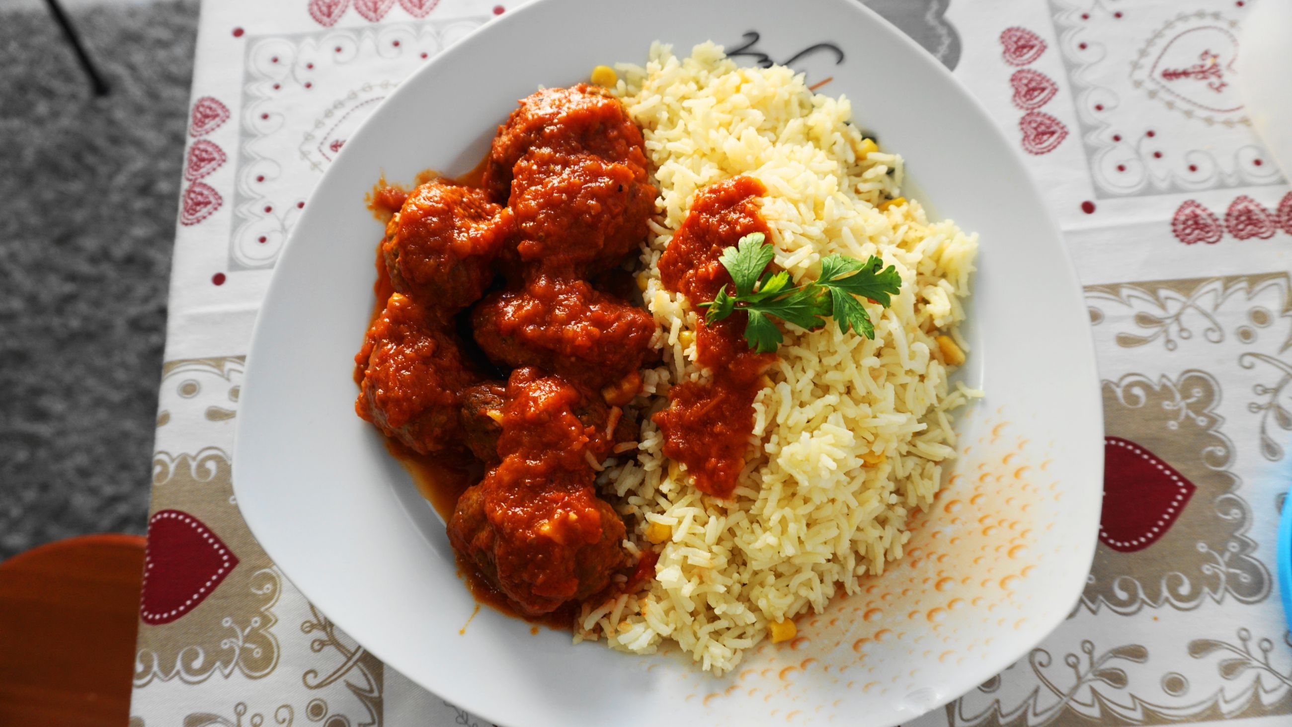 Σουτζουκάκια σμυρνέικα με σάλτσα ντομάτας