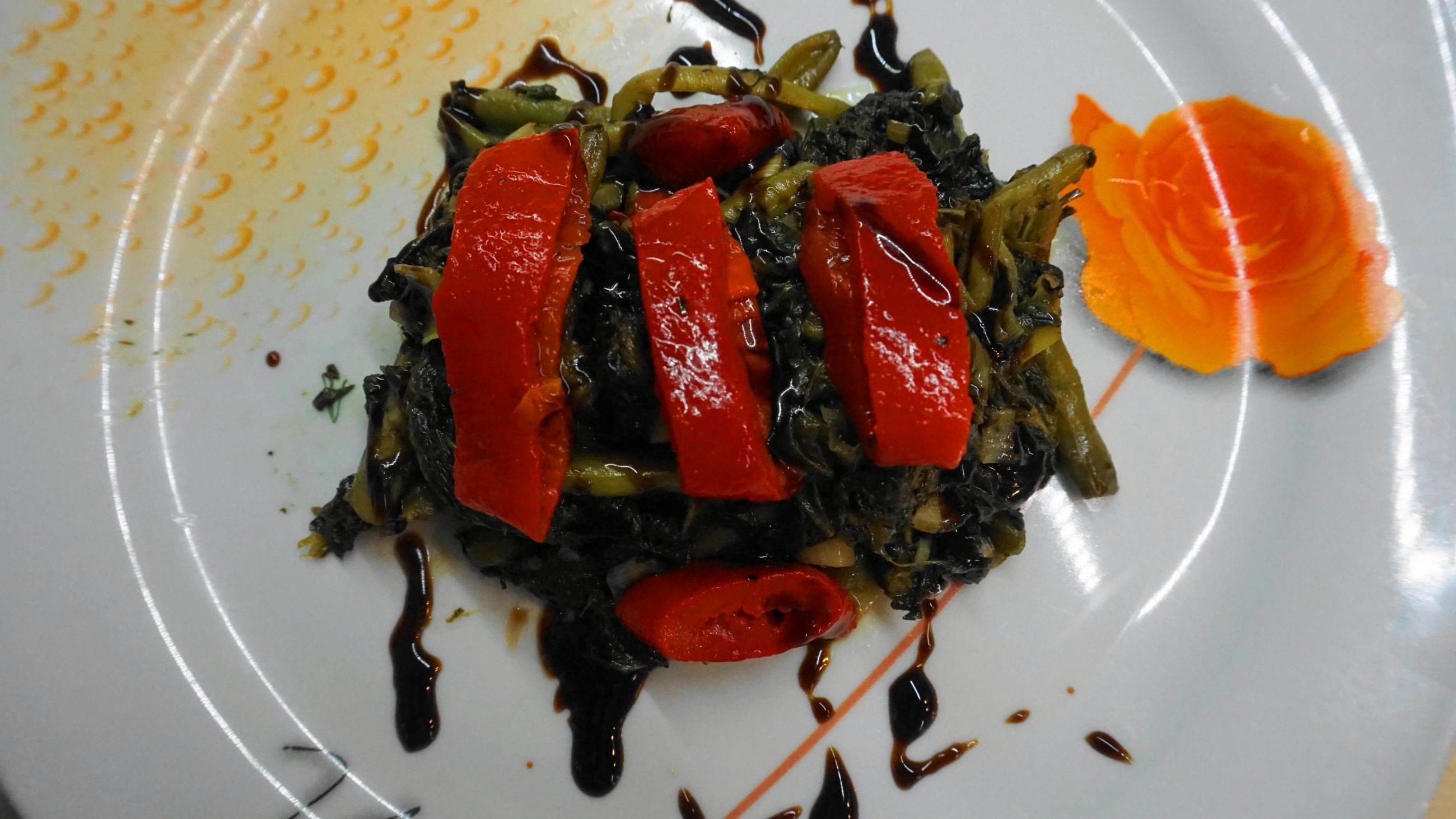 Ζεστή σαλάτα σπανάκι με πιπεριές Φλωρίνης